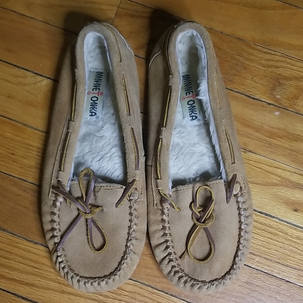 Minnetonka Tan Moccasins with Suede Finish and Decorative Lacing sz. 10